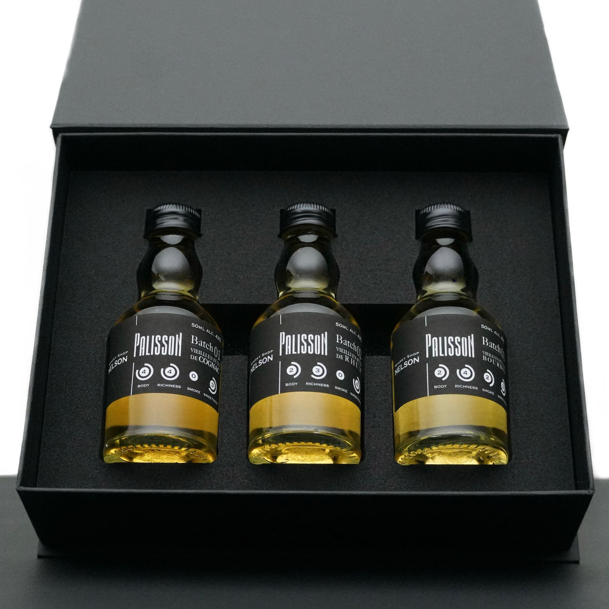 黒い専用箱に収めた樽熟成の違いを味わうフレンチウイスキー50ml 3本の飲み比べギフトセット